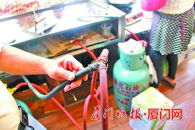 beat365餐饮店用塑料管代替橡皮管道安全隐患大（图）