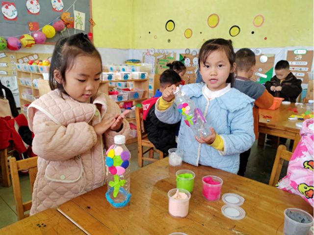 beat365官方最新版瓶子大变身——江安县阳春镇桐梓幼儿园大二班开展创意手工活