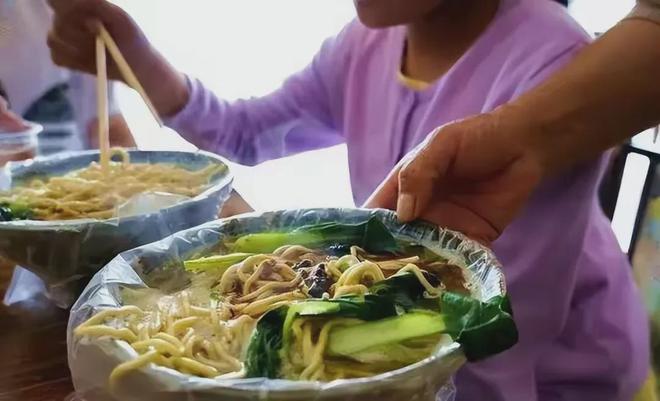beat365路边的早餐摊碗里套个塑料袋热汤直接倒进去不会有毒吗？