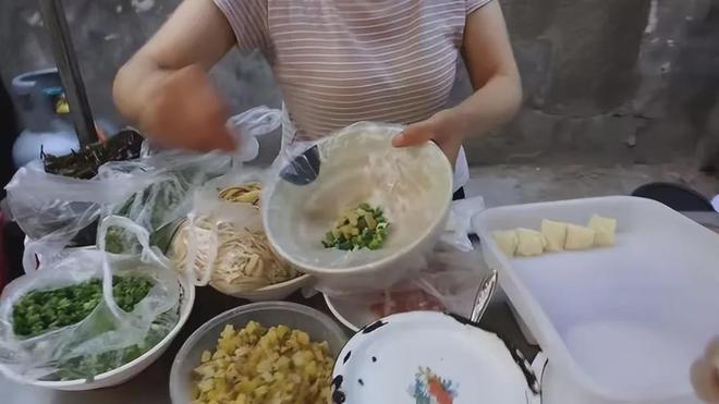 beat365路边的早餐摊碗里套个塑料袋热汤直接倒进去不会有毒吗？(图4)