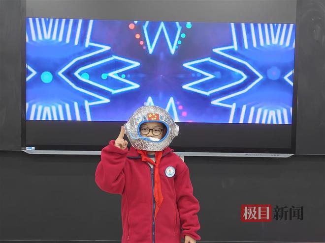 beat365官方最新版废旧物品变“新帽子”小学生上演环保时装秀(图2)