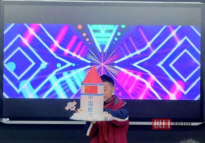 beat365官方最新版废旧物品变“新帽子”小学生上演环保时装秀(图4)