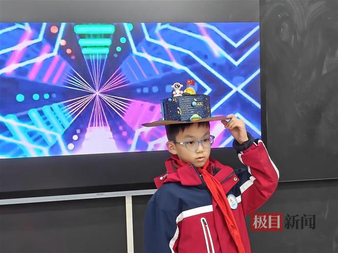 beat365官方最新版废旧物品变“新帽子”小学生上演环保时装秀(图3)