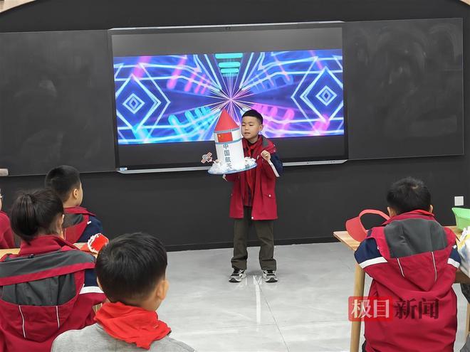 beat365官方最新版废旧物品变“新帽子”小学生上演环保时装秀(图5)