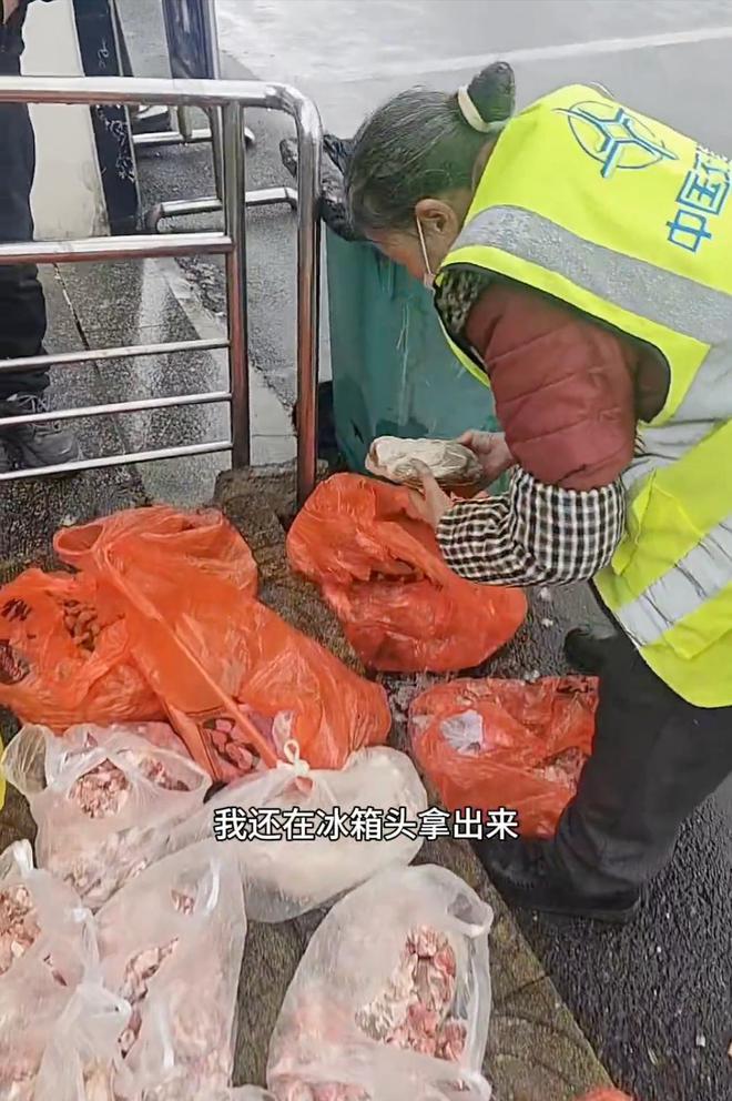beat365痛心！父母“舍不得吃”的食物被子女们遗弃在服务区的垃圾桶里(图3)