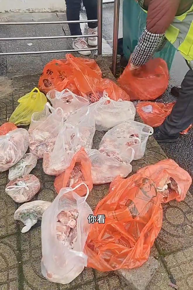 beat365痛心！父母“舍不得吃”的食物被子女们遗弃在服务区的垃圾桶里(图7)
