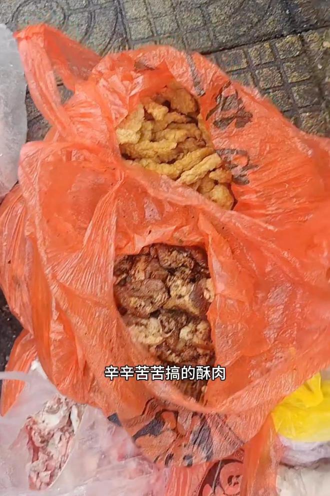 beat365痛心！父母“舍不得吃”的食物被子女们遗弃在服务区的垃圾桶里(图4)